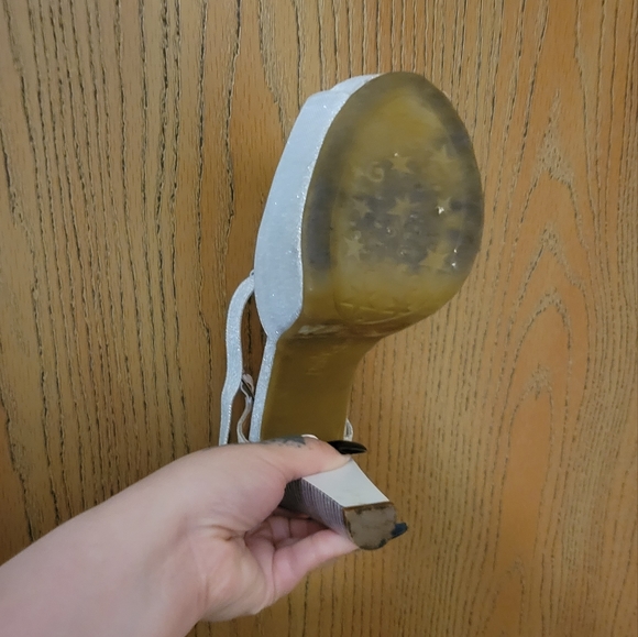 Silver heels - Picture 2 of 4